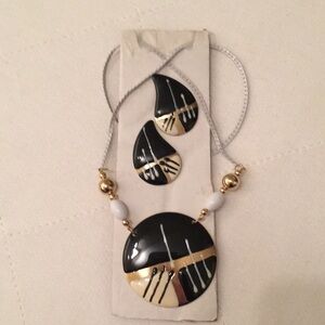 Vintage metal black white and gold earrings and necklace set​